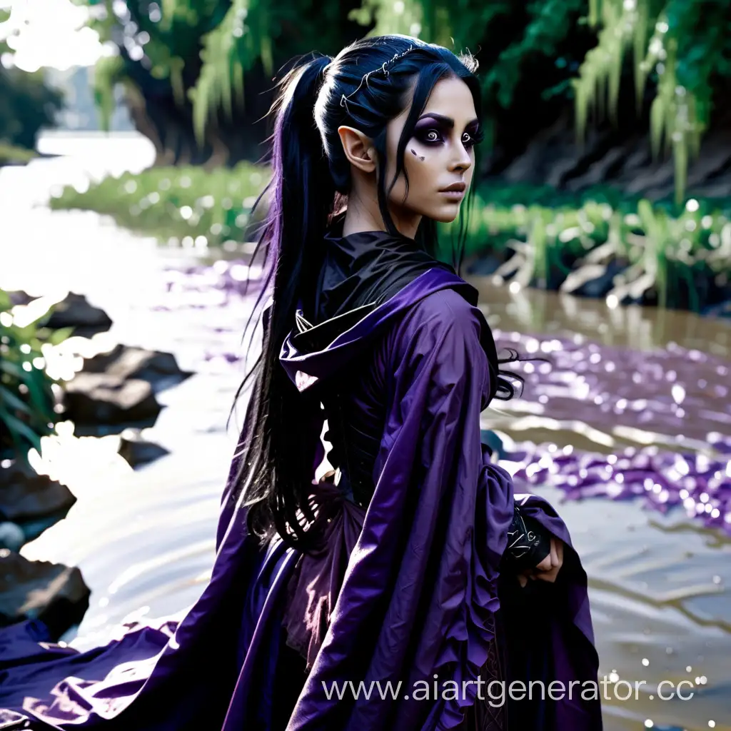 Тёмная эльфийка с чёрмыми волосами и черными глазами, волосы длинные собраны в хвост, одета в пурпурный плащ, она стоит на берегу реки