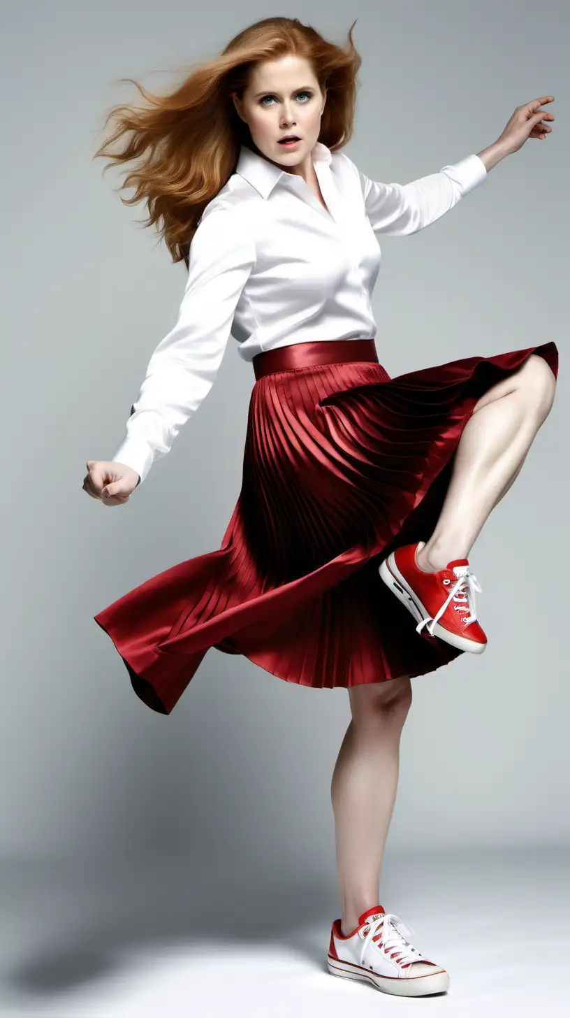 Vue dynamique, dans fond blanc très brillant, Amy Adams, chemise snowy white satin stretch soyeux manches longues très très échancrée et mini jupe plissée rouge et baskets fait un coup de pied circulaire 