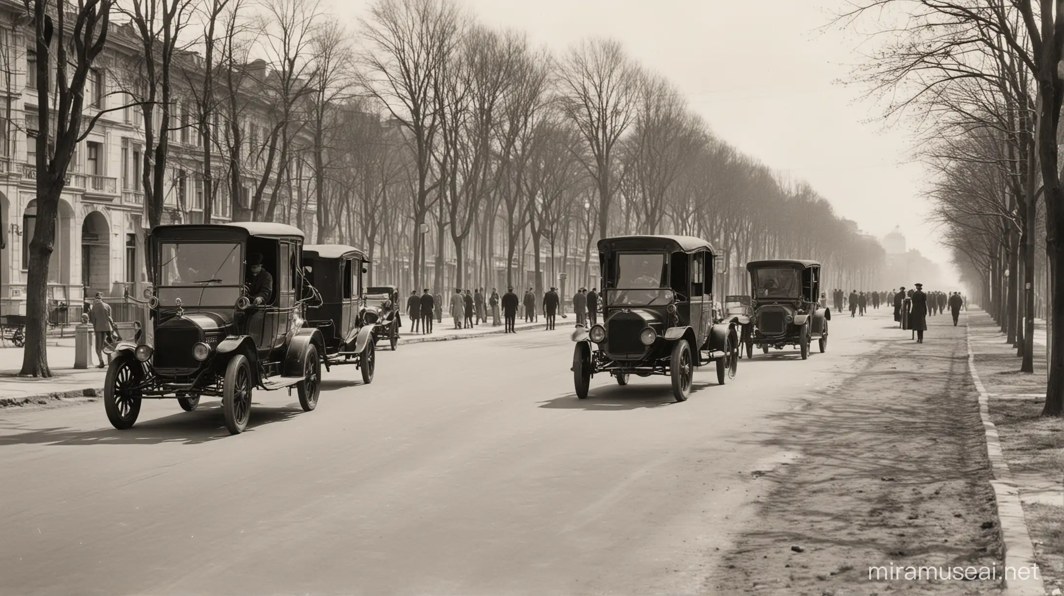 8 Carros A.L.F.A 24 HP andando na avenida romena, em 1910. Fotografia preta e branca.