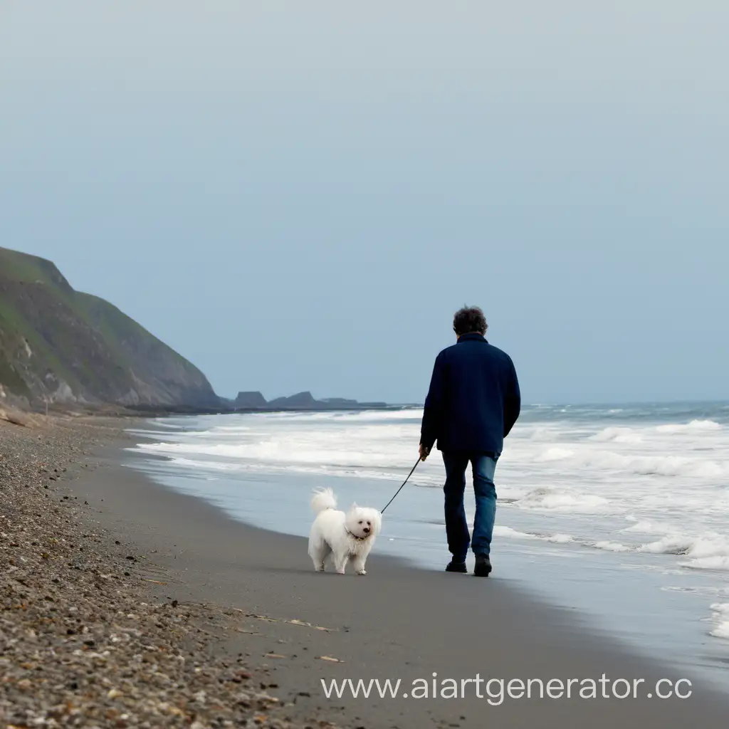 Мужчина идет по берегу вдоль моря, рядом с ним идет белая пушистая маленькая собака