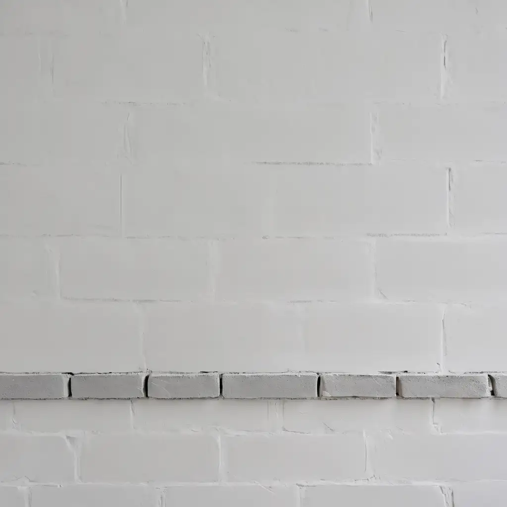 стена светло серая кирпичная, необработанная, грубые швы на уровне кирпичей